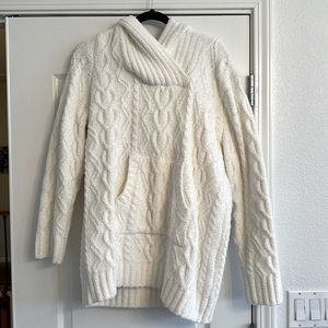 Comfy cable knit, Barefoot Dreams hooded sweater. Size Large. Beautiful!
